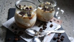 Recepta de cuina de Postre de iogur al cafè amb amareto