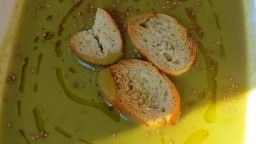 Recepta de cuina de Crema de pèsols amb bocinets de pa i llavors de sèsam