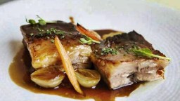 Recepta de cuina de Costelles de porc agredolces brasejades amb cebetes glacejades