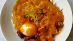 Recepta de cuina de Crema fina de carbassa amb hortalisses saltades, ou i pernil ibèric