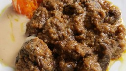 Recepta de cuina de Guisat d'espatlla de cèrvol amb crema de castanyes i puré de moniato