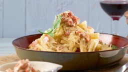 Recepta de cuina de Pasta amb xucrut i salsa de nata al pebrot vermell