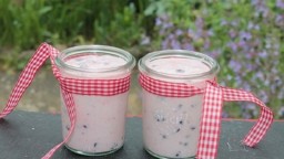 Recepta de cuina de Postres de iogur grec amb maduixa, llimona i llavors de magrana