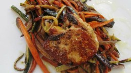 Recepta de cuina de Juliana  d'hortalisses  amb foie fresc a la planxa