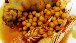 Recepta de cuina de Peus de porc guisats amb escamarlans i cigrons menuts