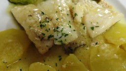 Recepta de cuina de Bacallà al pil pil amb patates i cols de Brussel·les