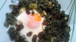 Recepta de cuina de Ou de corral amb espinacs a la catalana