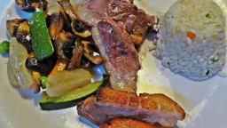 Recepta de cuina de Magret d'ànec fregit amb hortalisses, xampinyons i arròs blanc sense salsa