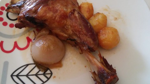 Braons de xai al forn amb patates i cebes
