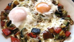 Recepta de cuina de Ous ferrats amb hortalisses saltades