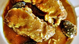 Recepta de cuina de Pollastre de pagès amb prunes i pinyons