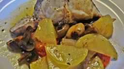 Recepta de cuina de Lluç al forn amb patates i xampinyons