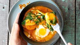 Recepta de cuina de Patates al curri, amb ous i espinacs