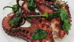 Recepta de cuina de Pop a la brasa o planxa amb pebrots del Padron