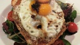Recepta de cuina de Amanida d'espinacs amb enciams variats i ou ferrat