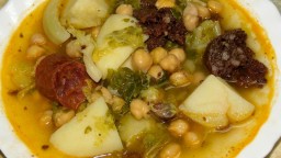 Recepta de cuina de Potatge de botifarra negra, xoriço, patates, cigrons i col
