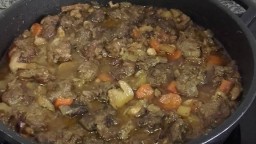 Recepta de cuina de Estofat de vedella amb moixernons