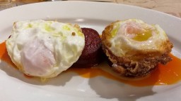 Recepta de cuina de Ous ferrats amb sobrassada i mel