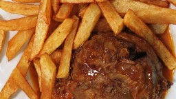 Recepta de cuina de Galta de porc a la cassola al vi negre amb patates fregides