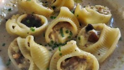 Recepta de cuina de Galets farcits de rabassoles amb crema de ceps i formatge parmesà ratllat