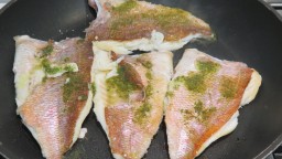 Recepta de cuina de Pagre a la planxa amb salsa d'herbes aromàtiques