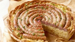 Recepta de cuina de Coca de pa amb salsitxa i col fermentada (xucrut)