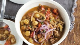 Recepta de cuina de Guisat de cigrons amb pebrot vermell i carn picada