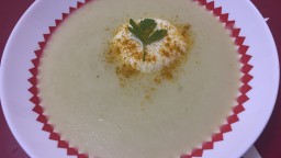 Crema lleugera de bimi amb llet de coco i ou potxé