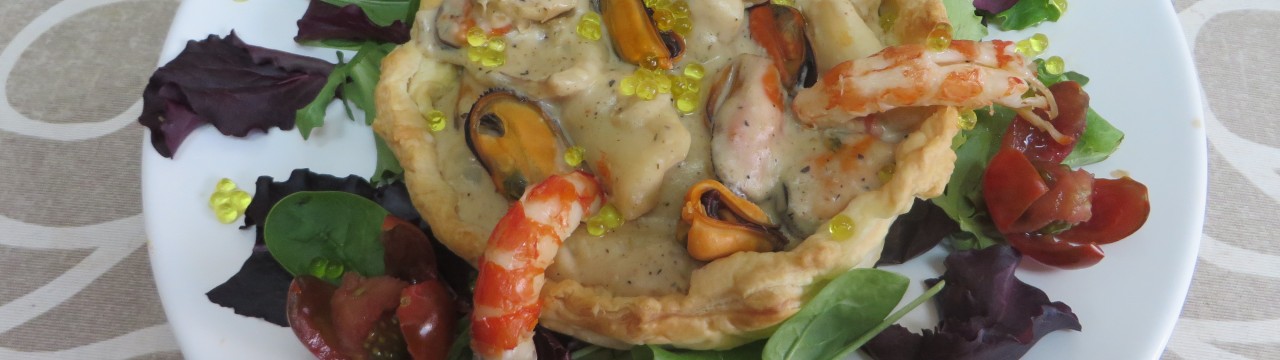 Niu de pasta fullada amb sèpia musclos i gambes en salsa beixamel als bolets
