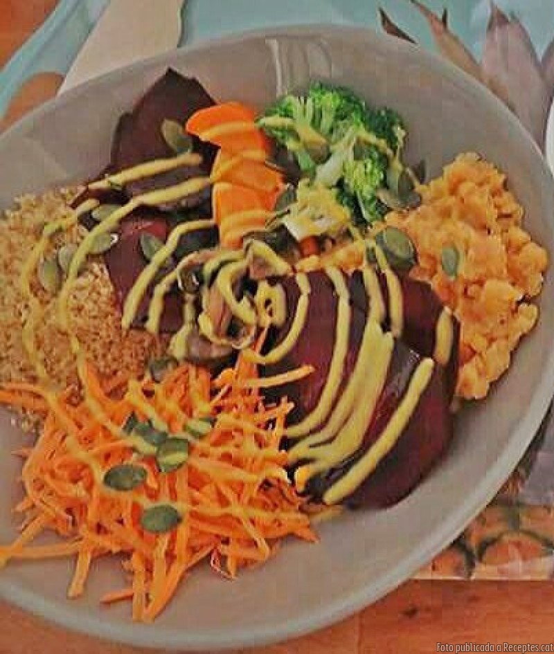 Veggie Bowl d'estiu amb salsa de mostassa