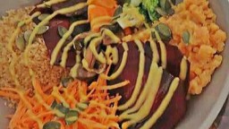 Recepta de cuina de Veggie Bowl d'estiu amb salsa de mostassa