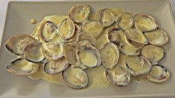 Recepta de cuina de Cloïsses a la crema de gin Xoriguer