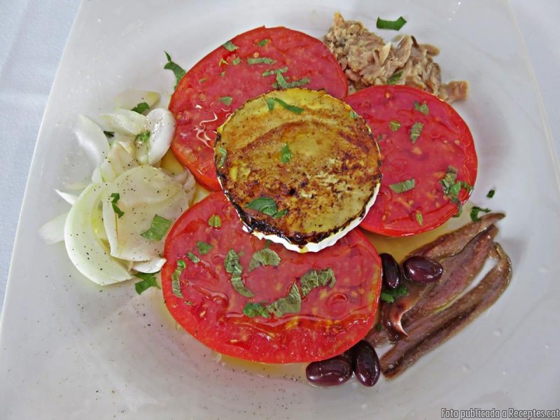 Amanida de tomàquet amb formatge de cabra, tonyina i anxoves