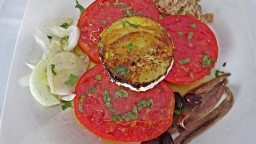 Recepta de cuina de Amanida de tomàquet amb formatge de cabra, tonyina i anxoves