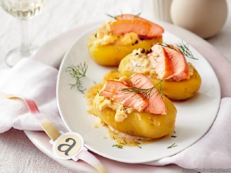 Patates al forn farcides d'ou remenat i salmó