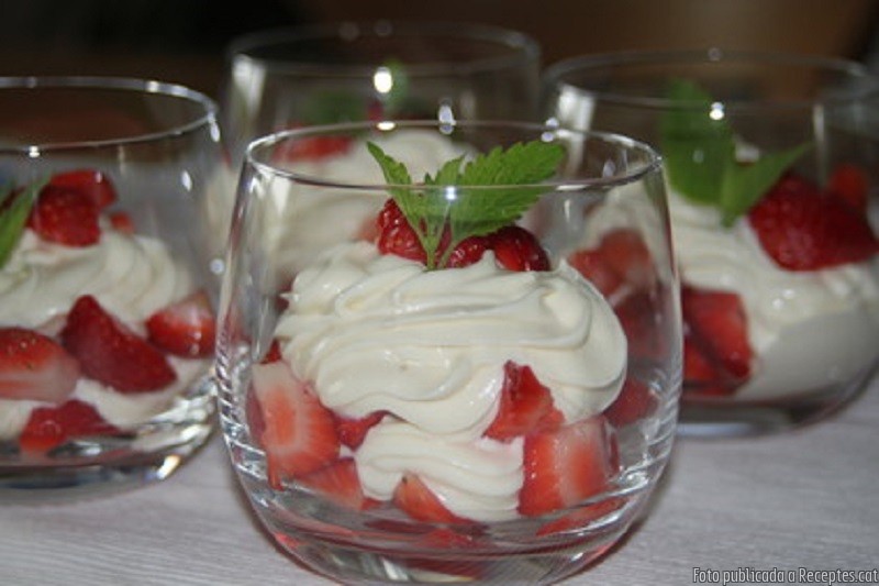 Mató amb capes de fruites fresques i xocolata blanca