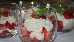 Recepta de cuina de Mató amb capes de fruites fresques i xocolata blanca