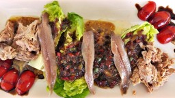 Recepta de cuina de Cabdells, amb anxoves, tonyina, tomàquet xerri varietat "pera" i picada especial