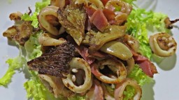 Recepta de cuina de Amanida d'escarola amb calamar i girgoles a la planxa i toc de trossets de pernil