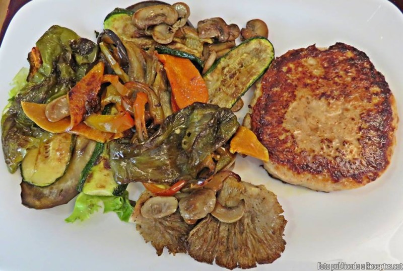 Hamburguesa de ceba i pollastre a la planxa amb hortalisses i bolets