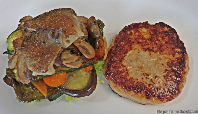 Hamburguesa de ceba i pollastre a la planxa amb hortalisses i bolets