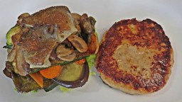 Recepta de cuina de Hamburguesa de ceba i pollastre a la planxa amb hortalisses i bolets