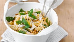 Recepta de cuina de Espaguetis en salsa de llimona, formatge feta i pinyons