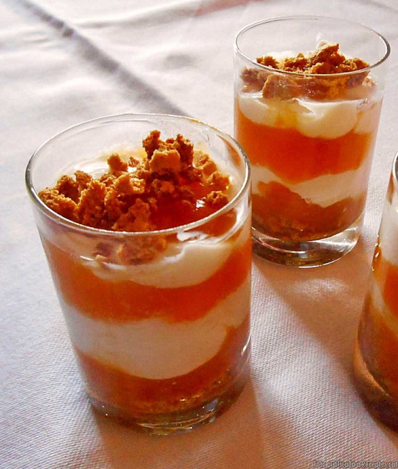 Copa de crema d'albercoc amb crema àcida