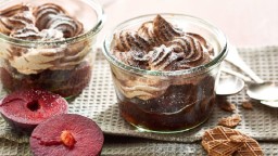 Recepta de cuina de Gratinat de prunes amb merenga de cacau