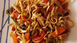 Recepta de cuina de Wok de fideus amb hortalisses i trossets de pollastre