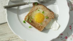 Recepta de cuina de Llesca de pa i ou fregit amb herbes