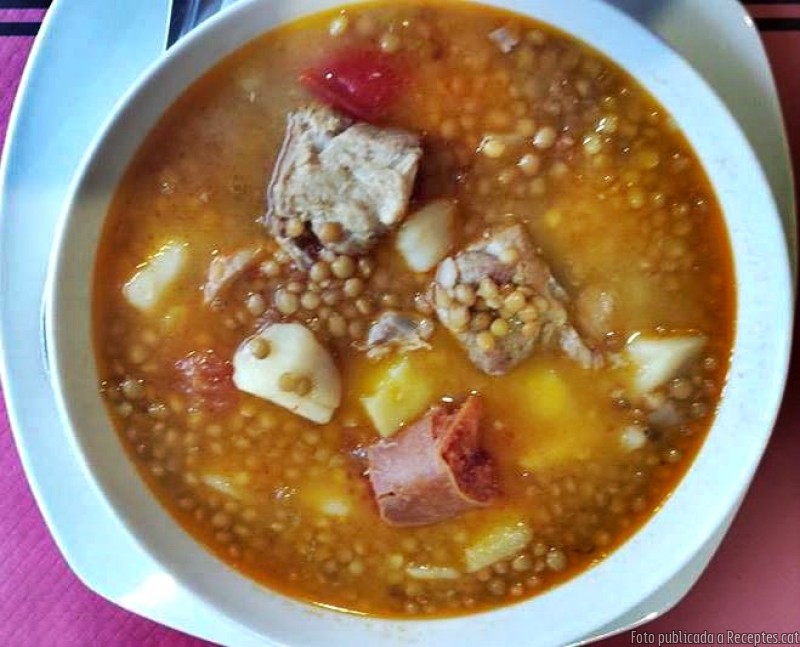 Llenties estofades amb costella de porc i xoriço