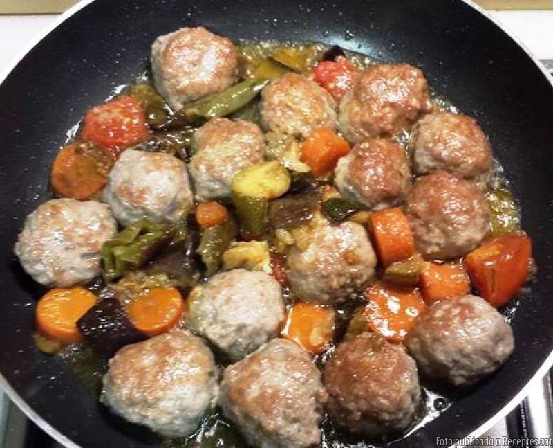 Mandonguilles de vedella amb samfaina