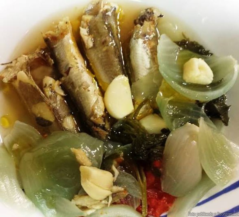 Llucets bullits amb ceba, tomàquet, all i julivert fresc
